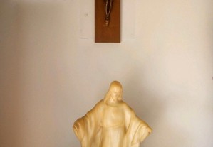 Estatueta e crucifixo