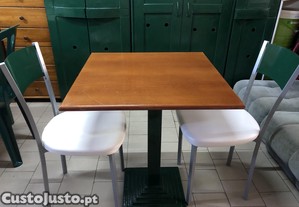 Mesa quadrada 65X65 cm com 2 cadeiras almofadadas em bom estado.