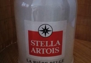Caneca de cerveja em grés da marca Belga, STELLA ARTOIS, sendo aferida com 0,5 L