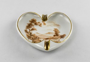 Cinzeiro em forma de coração porcelana Artibus com decoração de paisagem