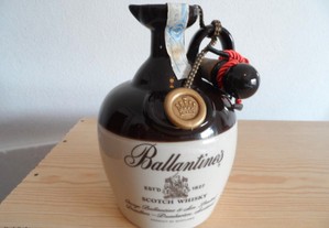 Whisky Ballantine's Scotch Whisky (Decanter Cerâmico Castanho) Bilha Anos 90