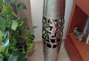 Jarrão decorativo em cerâmica prateada, com um toque de elgância