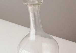 Garrafa / licoreiro em vidro incolor, antiga