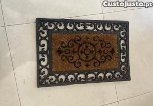 Tapete de entrada em fibras de coco natural e borracha 60cm x 40cm