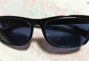 Oculos de sol lente azulada com pequena graduacao