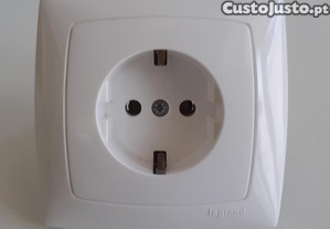 Tomada Simples c/ Terra Nova Legrand Suno Interior Parede