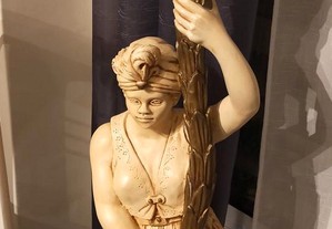 Estátua de mulher decorativa com lâmpada