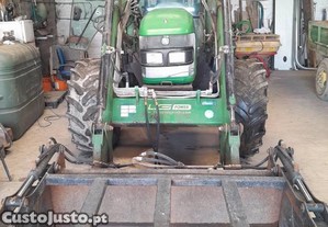 Trator Agricola com carregador frontal