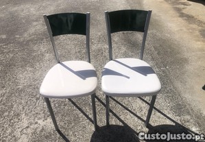 Par de cadeiras almofadadas em bom estado.