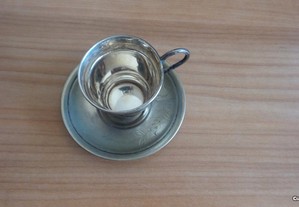 Conjunto de chávena e pires em prata