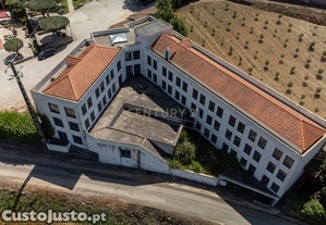 Terreno com Hotel em fase de acabamento, com uma área de 1.768 m² de construção.