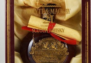 Garrafa de Whisky Whyte & Mackay 21 anos