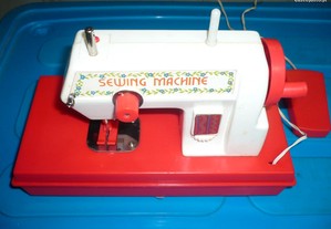 máquina de costura a funcionar réplica de original para criança brincar, ou coleccionar