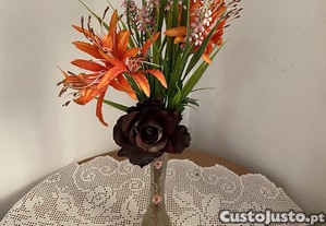 jarra com arranjo floral