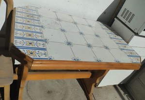 Mesa com azulejos em Madeira