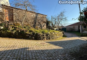 Casa de aldeia na rua de Louredo, So Cipriano, Resende