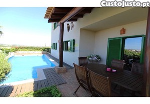 Moradia Triplex De 4 Quartos Com Piscina No Algoz