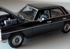 * Miniatura 1:24 Mercedes-Benz 220 (W115) 1968