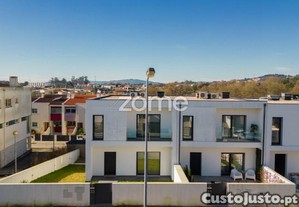 Moradia T3 Gaveto Em Turiz, Vila Verde