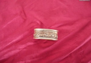 Argola de guardanapo em prata marcada e dourada
