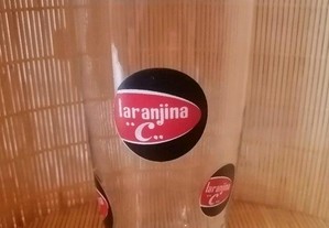 Copo antigo em vidro com publicidade dos sumos Laranjina C ( frizos pretos )