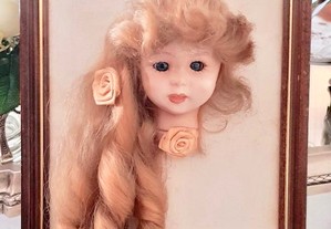 Quadro com busto de boneca em porcelana e cabelo natural