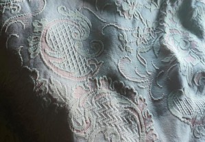 Colcha em algodão brocado (relevo) cor-de-rosa para cama de casal