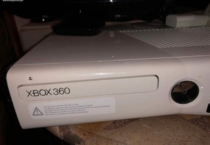 Xbox 360 com 2 comandos e câmara com 18 jogos