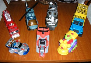 Vários brinquedos (meios de transporte)