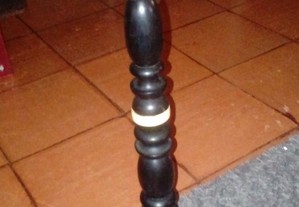 Cinzeiro africano de pé pau preto e marfim
