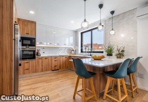 Moradia T5 De 2022 Com Piscina A 10 Minutos Do...