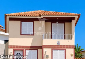 Moradia t3 com excelente localização situada no caniçal