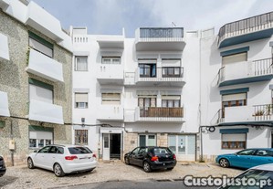 Apartamento T2 Parcialmente Remodelado em Portimão