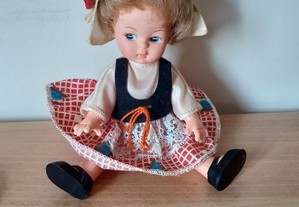 Boneca vintage vestida de holandesa