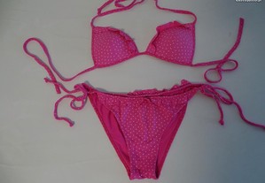 Bikini rosa ás bolinhas e folhos