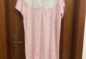 Camisa de noite rosa com flores de manga curta