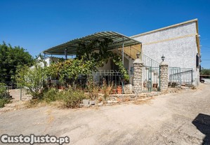 Moradia Térrea T3 com Terreno de 1.400 m² e Estilo Tradicional   São Brás de Alportel