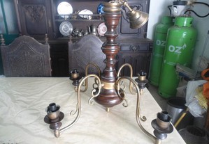 candeeiro de sala antigo , em madeira e metal