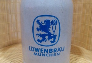 Caneca de cerveja em grés da marca Alemã, Löwenbräu Munchen, sendo aferida com a capacidade 0,4 L