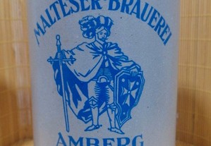 Caneca de cerveja em grés da marca Malteser-Brauerei   Amberg, sendo aferida com capacidade de 1 L