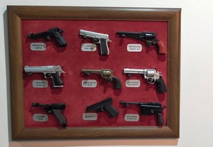 27 Miniaturas de Pistolas Colecionáveis com livros