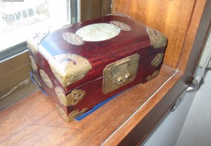 caixa madeira oriental , latão e medalhão em jade