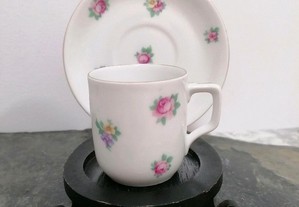 Chávena de café em porcelana com bonito floreado