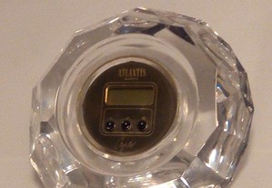 Relógio digital da Atlantis em forma de diamante