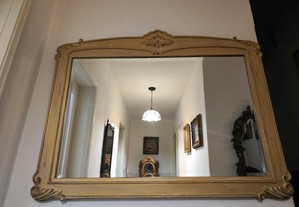Espelho antigo em madeira dourada
