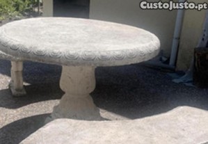 Mesa e bancos em pedra