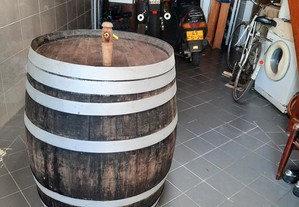 Barril em madeira para vinho