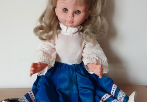 Boneca vintage com saia azul