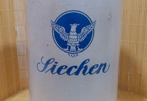 Caneca de cerveja em grés da marca Siechen, sendo aferida com capacidade de 1 L