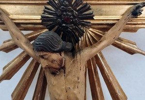 Cristo em madeira com resplendor em prata e rubi